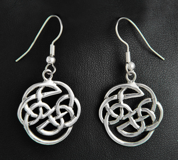Boucles d'oreilles en argent de beaux entrelacs celtiques circulaires (h:24mm).