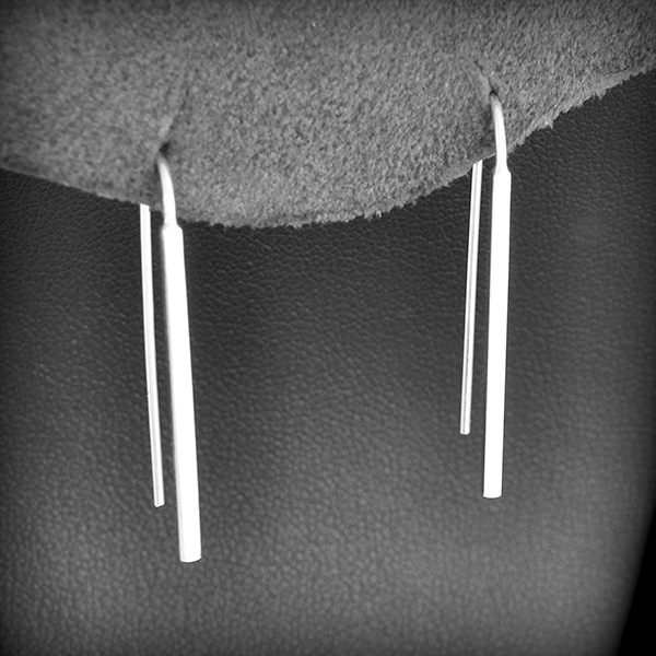 Boucles d'oreilles chic en argent d'un pendant tige carrée terminée par un long crochet (h:34 mm).