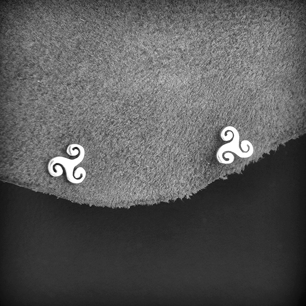 Boucles d'oreilles puces en argent d'un petit Triskel bien fini de belle grosseur (h:7 mm).