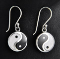 Boucles d'oreilles en argent d'un beau yin et yang un peu épais (h:15mm).