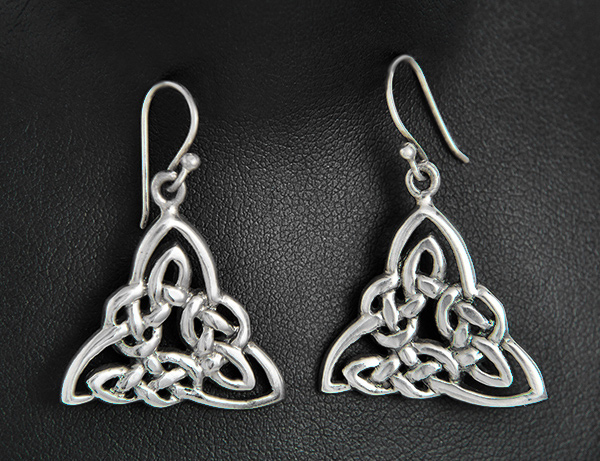 Boucles d'oreilles en argent en triangle d'entrelacs celtiques (h:23mm).