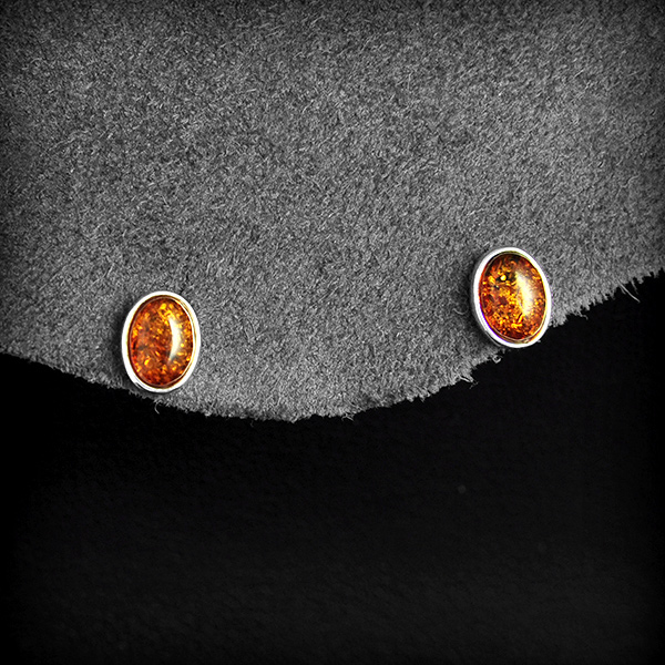 Boucles d'oreilles puces argent et ambre de forme ovale (h:7mm).