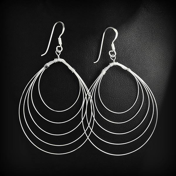Belles boucles d'oreilles en argent discrètes parées de fins cercles (h:50mm).