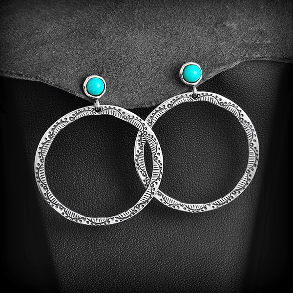 Boucles d'oreilles style Navajo en argent, jolies créoles surmontées d'une tuquoise véritable...