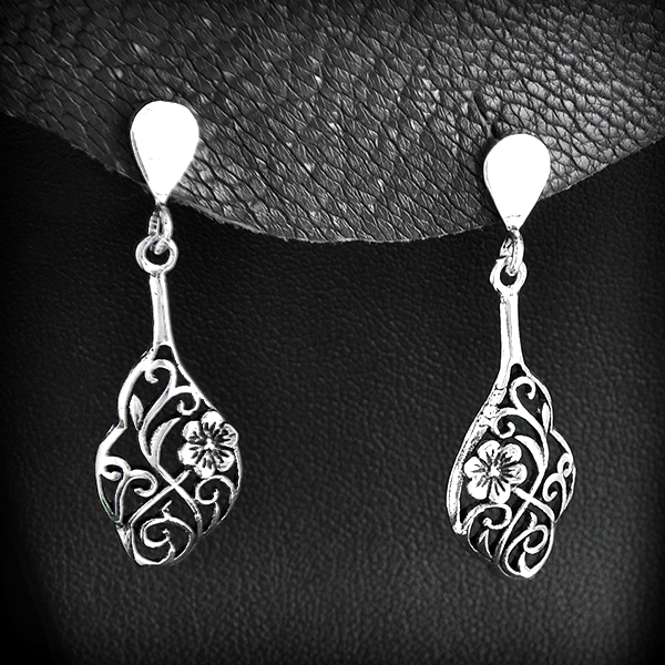 Ravissante paire de boucles d'oreilles en argent aux motifs floraux ajourées, fermoir à clou...