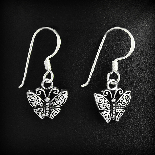 Boucles d'oreilles en argent d'un joli petit papillon orné de motifs floraux en relief (h:12mm).