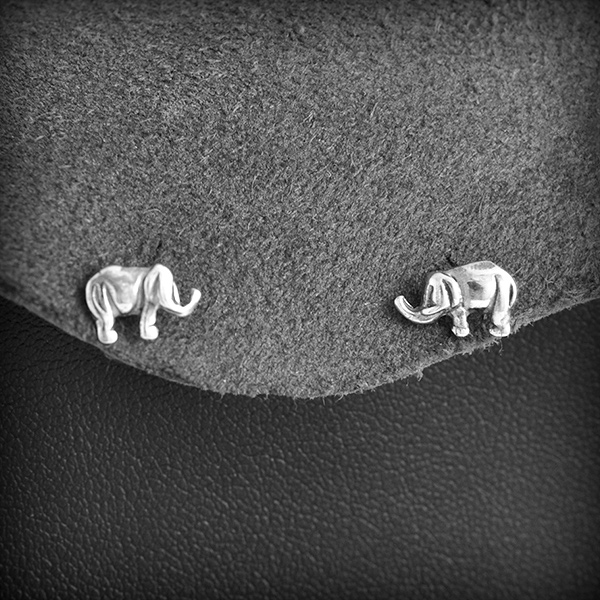 Boucles d'oreilles puces de petits éléphants de profil en argent avec la trompe en l'air, porte...