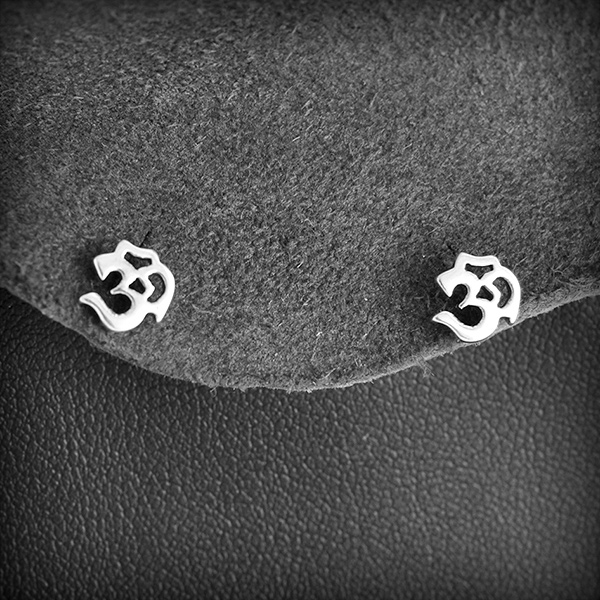Boucles d'oreilles puces  en argent d'un "Om" ajouré (h:7mm).