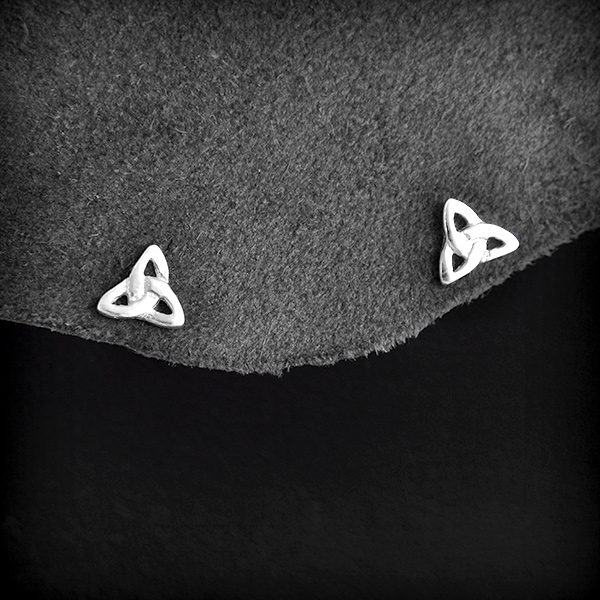 Petites puces boucles d'oreilles en argent d'un entrelacs celtique Trinité (h:7mm).