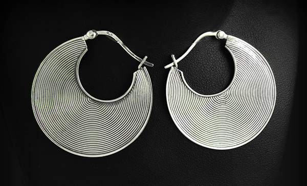 Boucles d'oreilles en argent de style etnique existe en deux tailles (23mm).