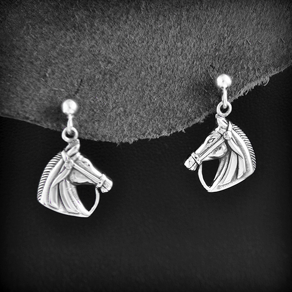 Boucles d'oreilles chic argent de deux belles têtes de chevaux sur clou avec poussoir (h:13mm).