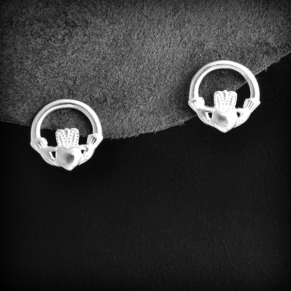 Boucles d'oreilles puces en argent du fameux village irlandais Claddagh, un symbole d'amour, de...