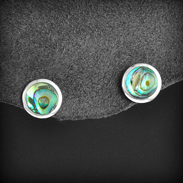 Jolie paire de boucles d'oreilles puces en argent parée de nacre abalone ou Onyx (h:12mm).