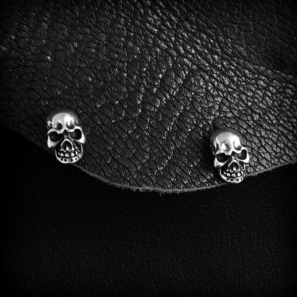 Boucles d'oreilles en argent têtes de mort simples bien dessinées (h:9mm).