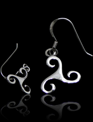 Boucles d'oreilles pendantes en argent d'un joli triskel.(h:17mm)