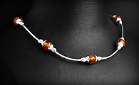 Ravissant bracelet ou collier en argent en maille serpent et espacé par 6 perles d'ambre...