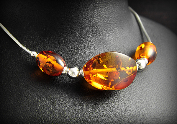 Magnifique bracelet en argent en maille serpent et orné de 3 belles perles d'ambre véritable de...
