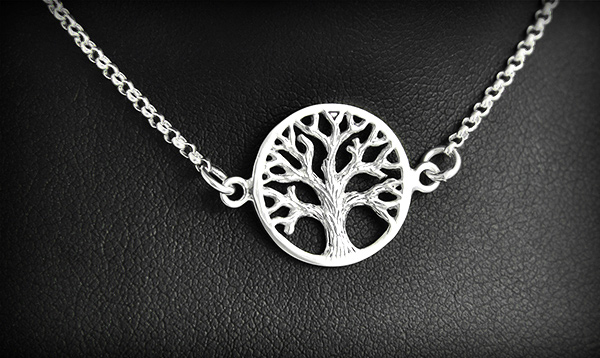 Joli bracelet en argent composé d'un médaillon de l'arbre de vie ajouré et texturé, c'est un...