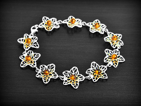 Bracelet en argent de dix petites fleurs avec une boule d'ambre au centre(l:17mm, L:20cm).