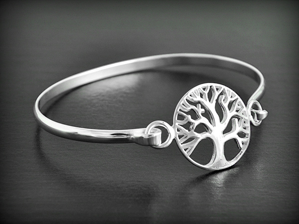 Bracelet rigide en argent d'un arbre de vie de belle taille ajouré (h:21mm).