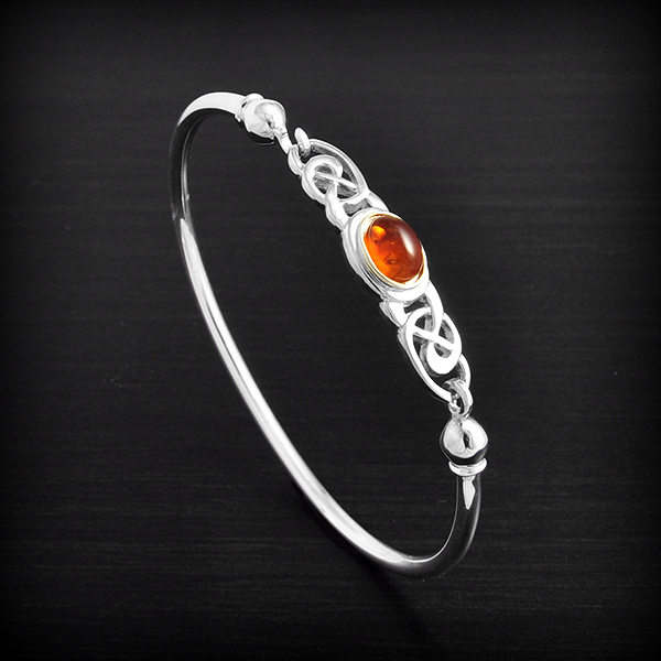 Ravissant bracelet rigide en argent ornée d'un entrelacs celte et sertie d'une pierre de lune...