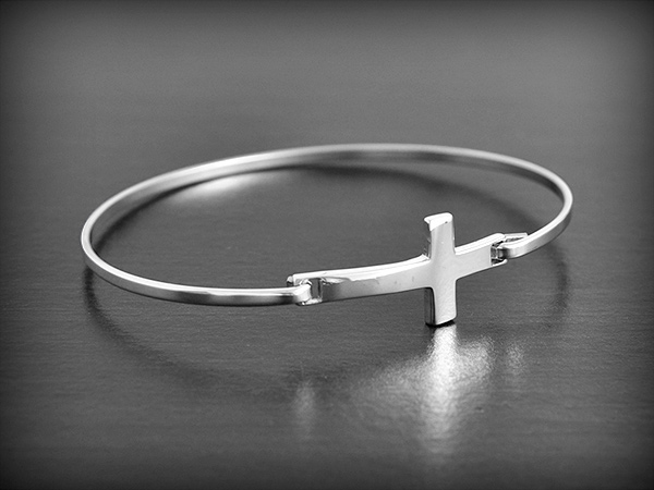 Bracelet en argent rigide avec croix (l:13mm, L:18,5cm).