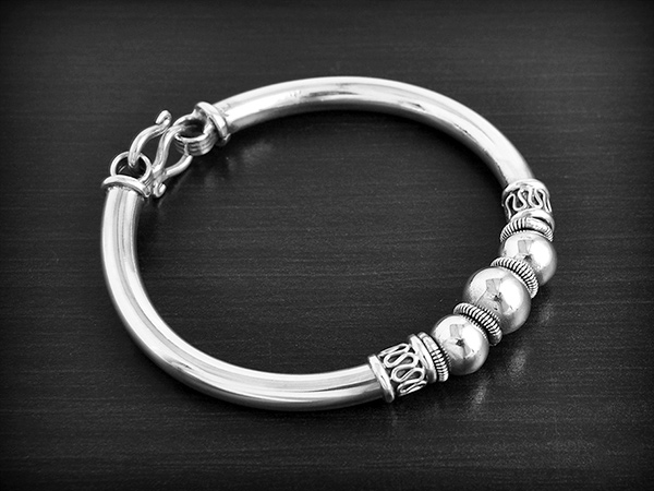 Magnifique bracelet semi rigide en argent composé de 2 tubes soufflés finition indonésienne et...