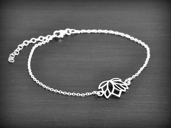 Bracelet en argent d'une petite fleur de lotus découpée sur chaîne, chaînette de réglable de 3...