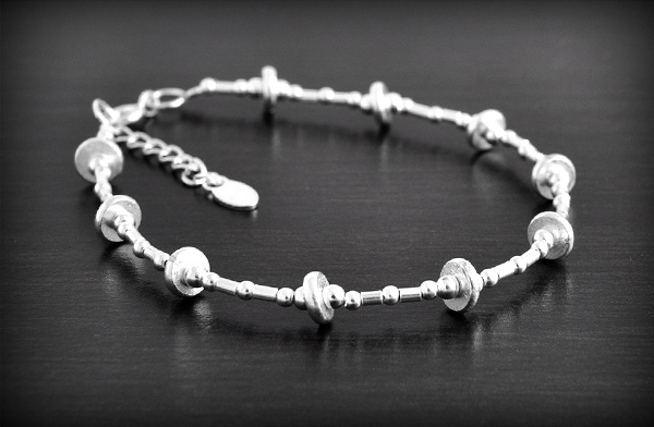 Très joli bracelet souple en argent constitué de petits tubes et perles alternés de petits...