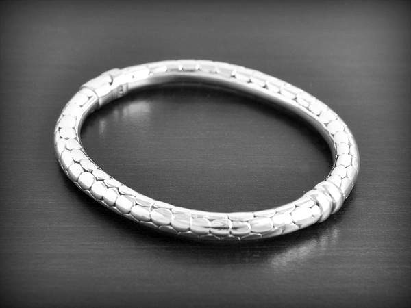 Joli bracelet en argent  entièrement décoré façon écaille de serpent,C'est un modèle creux et...