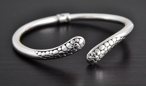 Superbe bracelet ouvert en argent avec un joli relief aux extrémités façon écaille de serpent,...