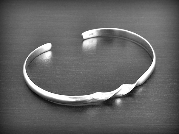 Bracelet en argent très épuré d'une torsade au centre, (ep:4mm. L:18 cm).