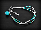 Joli bracelet en argent composé de tubes alternées de petites perles de turquoise, pourvu d'une...