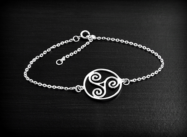 Bracelet Celtique d'une chaînette en argent et d'un triskel ajouré, anneau de réglage à 16cm...