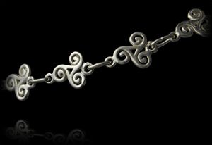Bracelet en argent composé de dix triskel de 10mm reliés entre eux par des anneaux soudés.