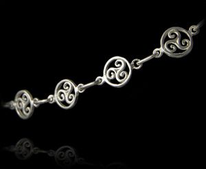 Très joli bracelet celtique en argent formé de 10 triskel cerclé de 8mm.