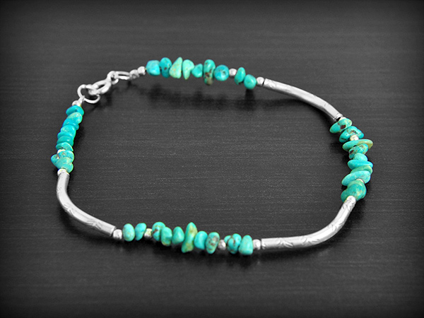 Joli bracelet ethnique formé de tubes finement ciselés et perles en argent, décoré d'une...