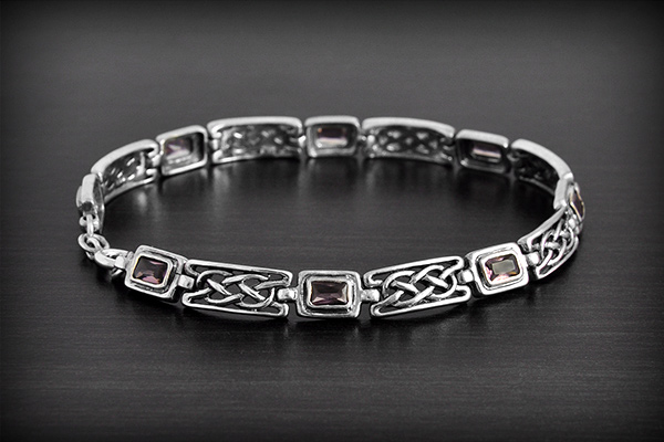 Élégant bracelet souple en argent composé de jolis entrelacs celtiques alternés de zirconiums...