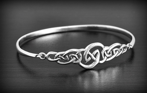 Ravissant bracelet rigide en argent d'un très bel entrelacs celte (diam:66mm - l:14mm).