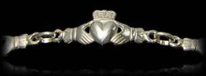 Magnifique bracelet en argent Claddagh de six mailles avec les mains tenant un cœur couronnés et...