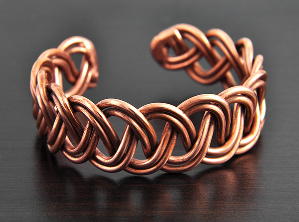 Superbe bracelet ouvert tressé en cuivre recuit pour plus de souplesse et de confort. Fabriqué à...