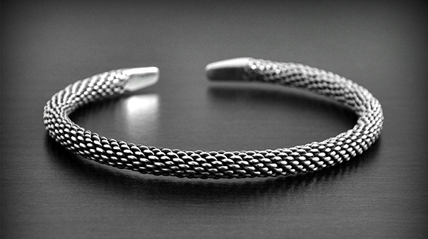 Superbe bracelet en argent semi rigide paré d'une jolie texture façon écailles, avec extrémités...