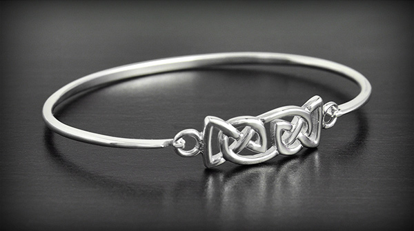 Joli bracelet rigide en argent pour femme orné d'entrelacs celtes ajourés (diam:5.5cm, h:9 mm).