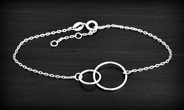 Superbe petit bracelet chaîne en argent composé de deux anneaux (L:16->18cm - l:14mm).