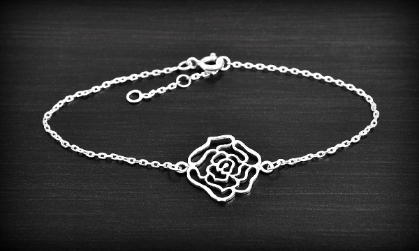 Joli bracelet chaîne en argent monté d'une petite rose ajourée (L:16->18cm - h:16mm).