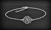 Joli bracelet chaîne en argent monté d'une petite rose ajourée (L:16->18cm - h:16mm).
