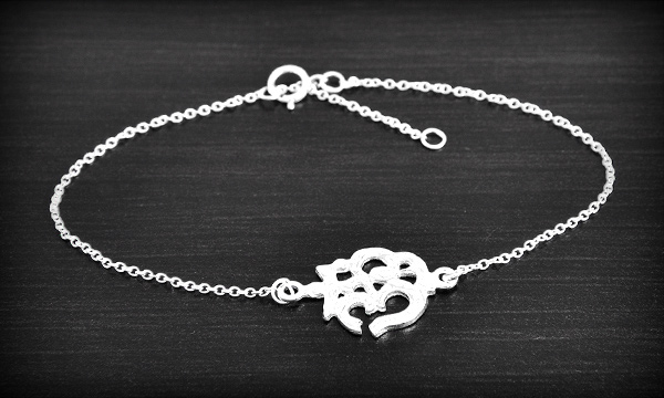 Beau bracelet chaîne en argent monté du symbole hindou Om (L:16->18cm - l:13mm).