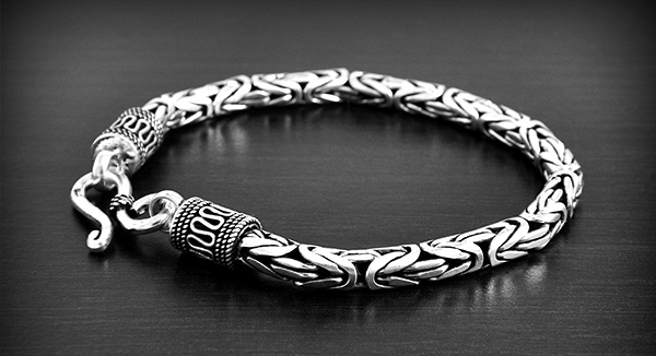 Superbe bracelet souple en argent, de style typiquement indonésien en maille "royale" avec de...