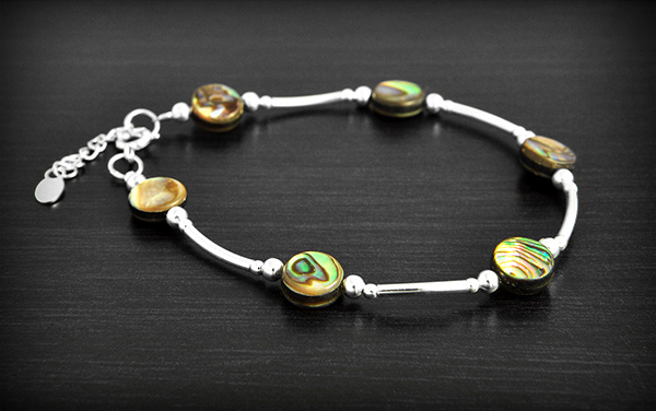 Bracelet en argent paré de disques de coquillage abalone aux couleurs irisées, alternées avec des...