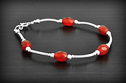 Bracelet en argent composé de pierres d'onyx rouges facétées et calibrées alternées de billes et...